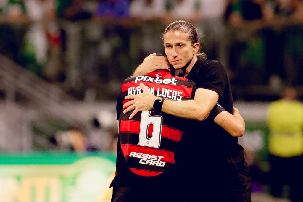 Filipe Luís celebra vitória sobre o Palmeiras e atuação dos reservas