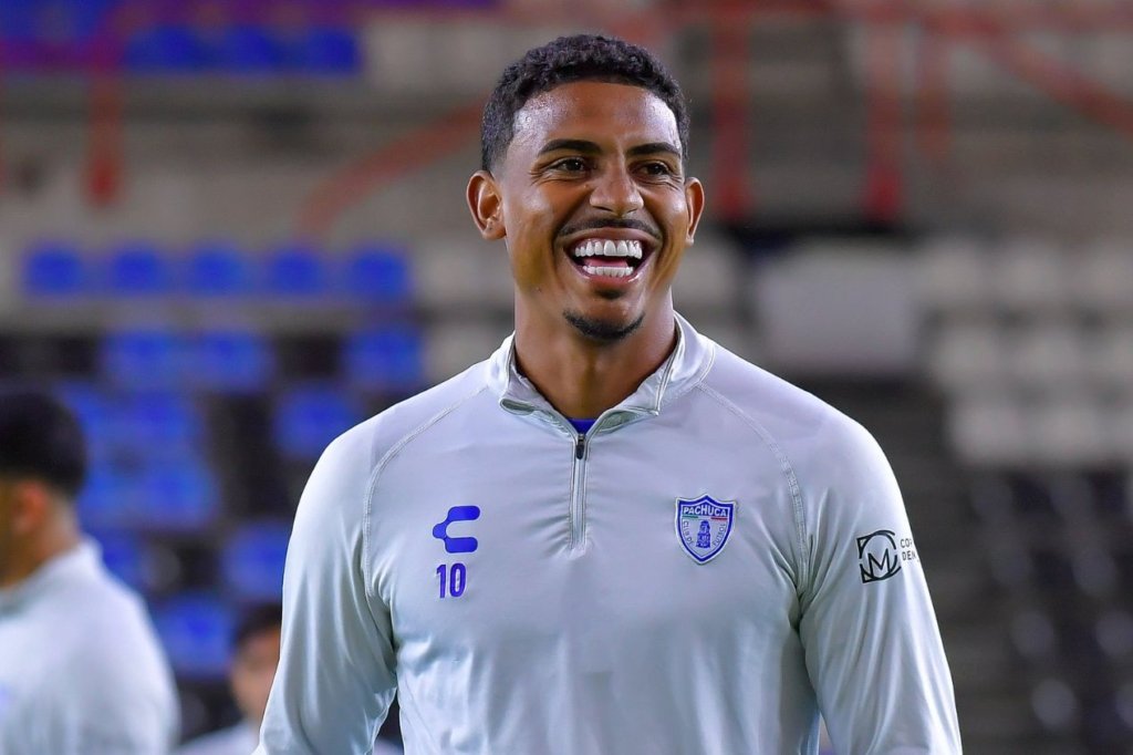 John Kennedy vai voltar? Fluminense aguarda Pachuca para definir futuro do atacante