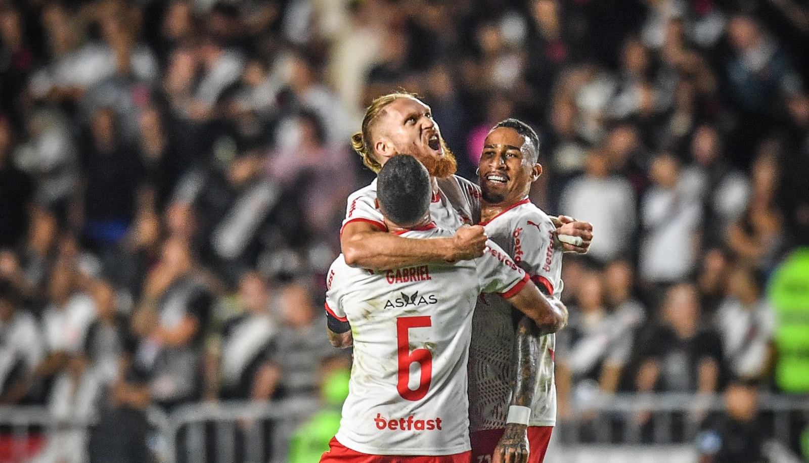 Isidro Pitta marca em vitória do Bragantino sobre o Vasco