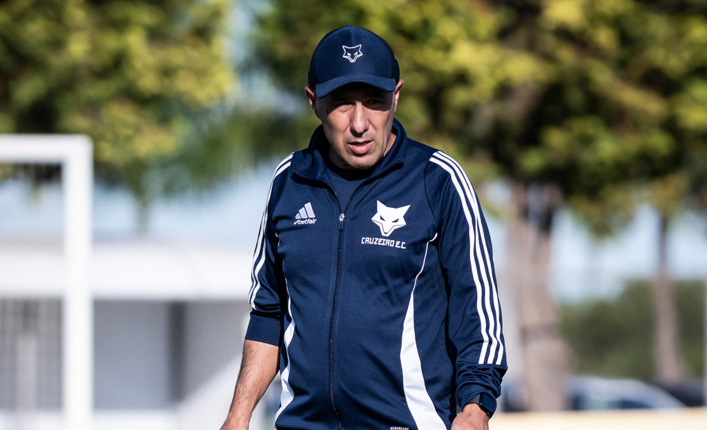 Leonardo Jardim confirma time contra o Vila Nova