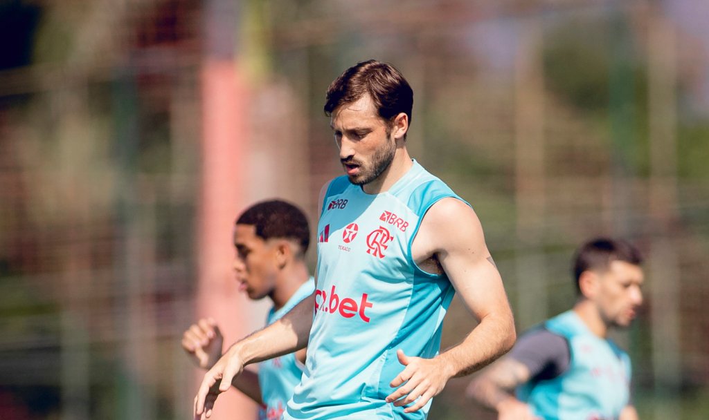 Matias Viña mais perto de voltar ao time do Flamengo