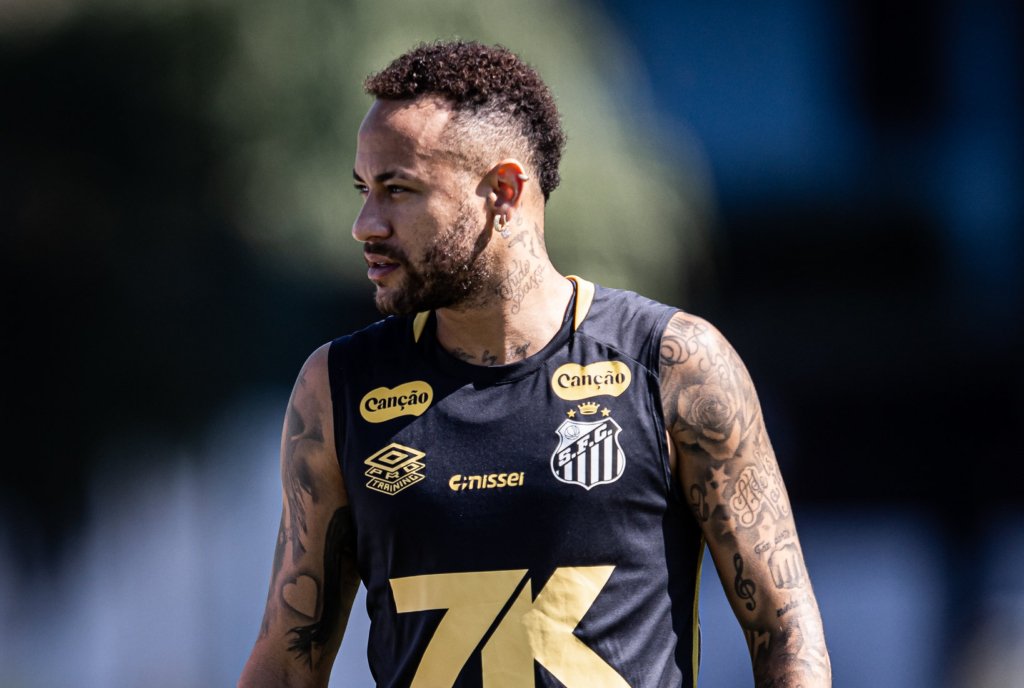 Neymar volta a treinar e anima a comissão técnica do Santos