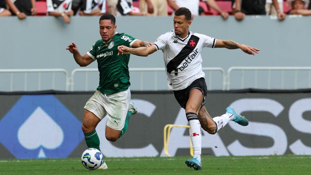 VITOR ROQUE EM DISPUTA DE BOLA VASCO X PALMEIRAS