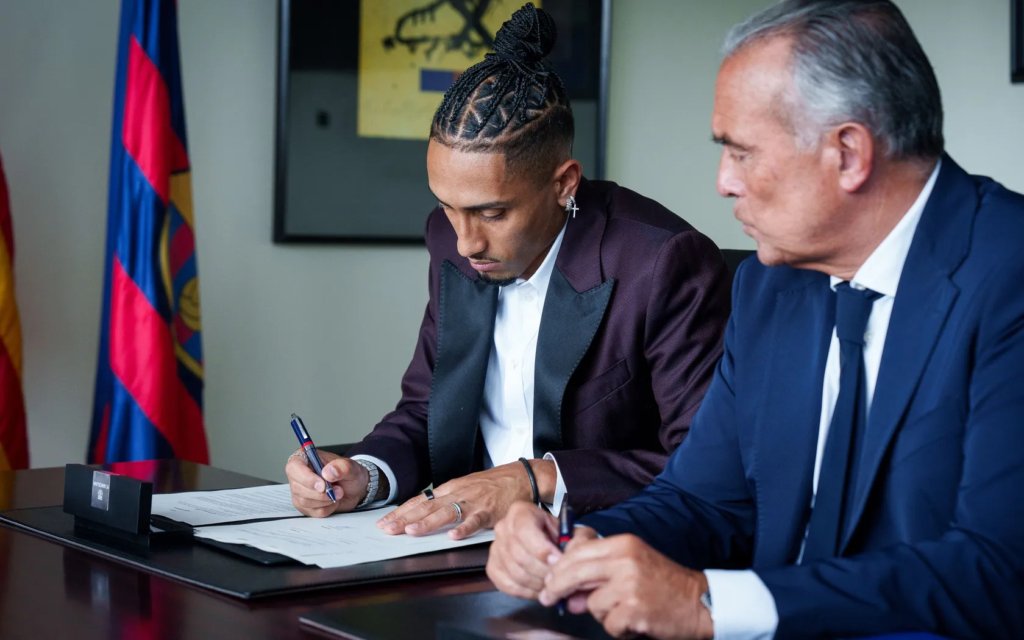 Raphinha renova com o Barcelona até junho de 2028