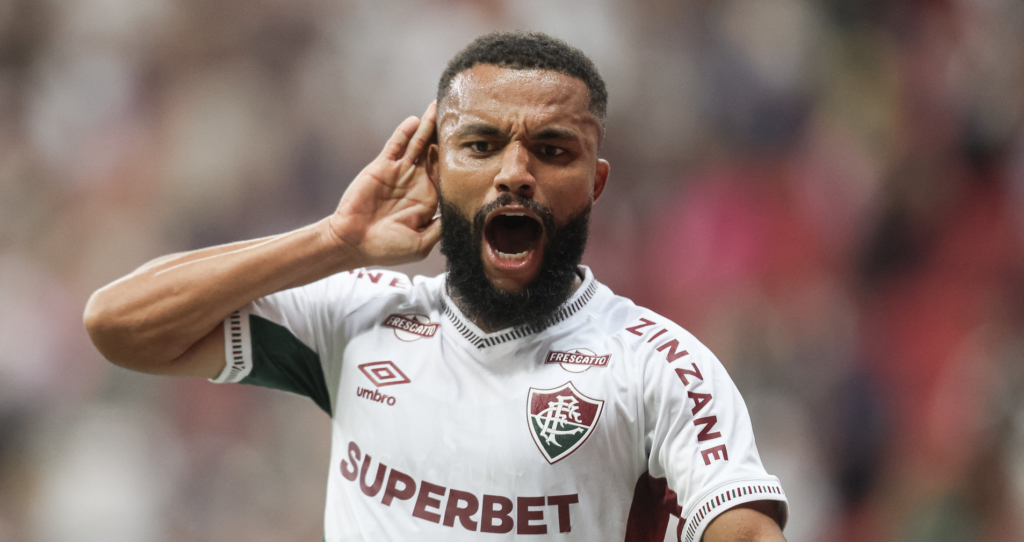 Samuel Xavier puxa virada do Fluminense em Brasília.