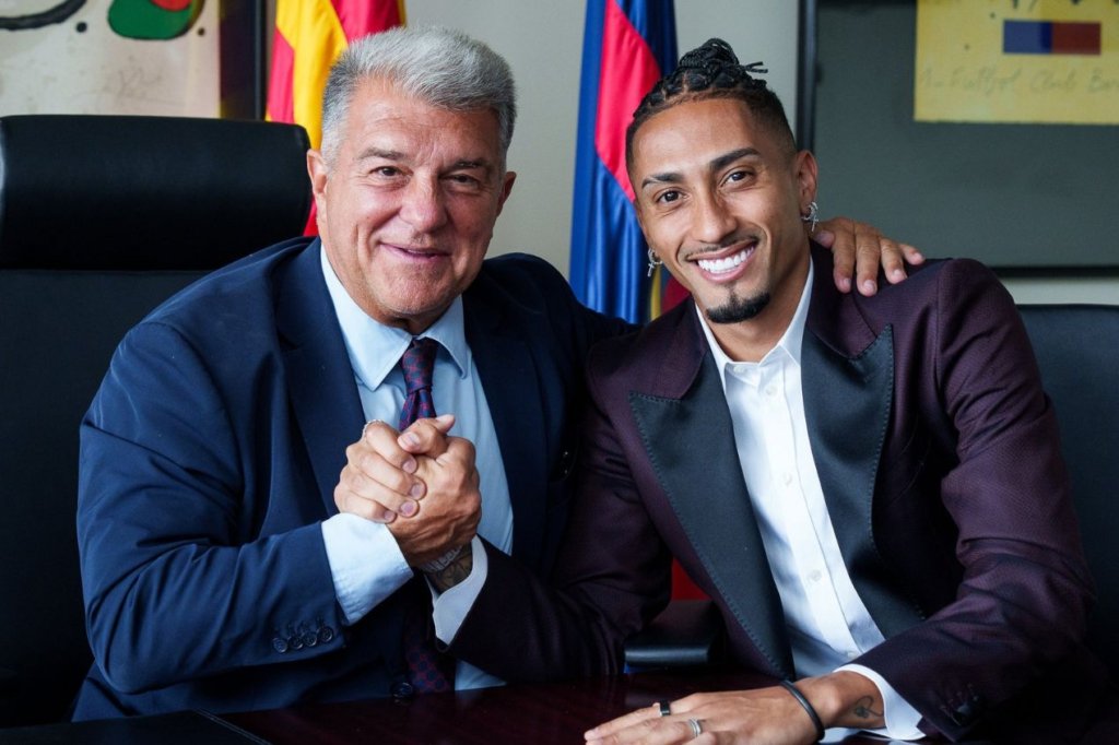 De joelhos, com fé: Raphinha agradece após época de sonho no Barcelona