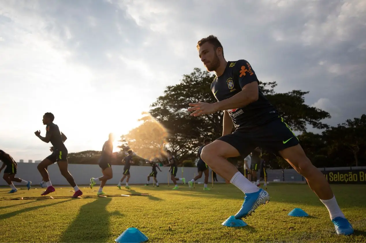 Girona opta por não exercer compra, e Arthur Melo, antigo alvo do Santos e amigo de Neymar, será devolvido a Juventus