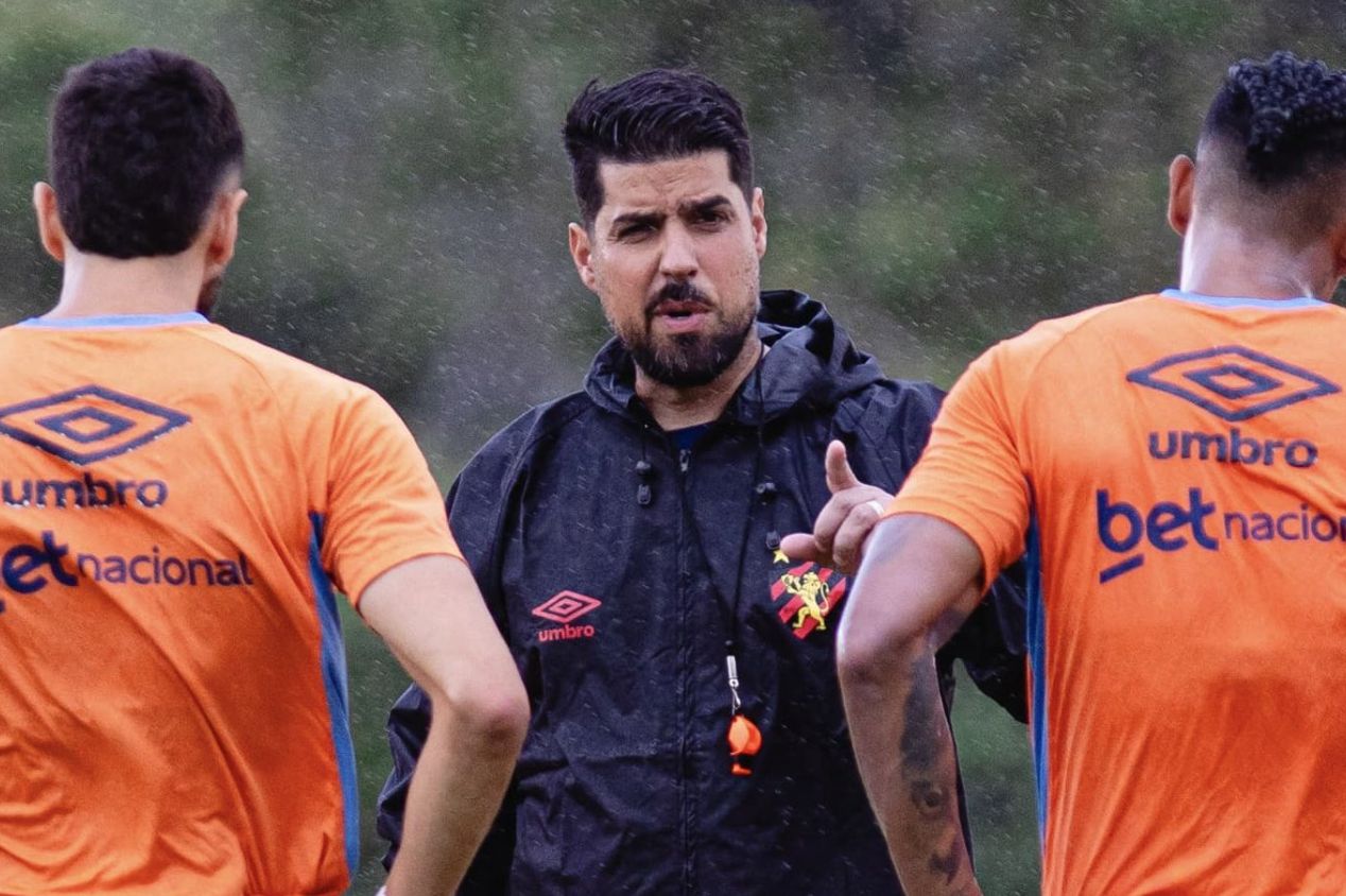 António Oliveira pede, e Sport tenta contratar ex-zagueiro do Benfica; saiba detalhes