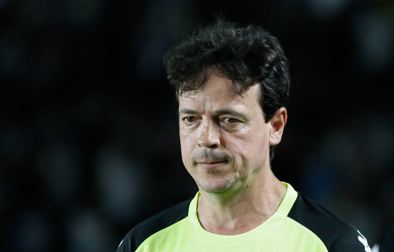 Fernando Diniz aposta mais uma vez em Jair