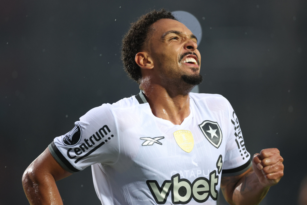 Vitinhio marca e Botafogo se mantém vivo na Libertadores
