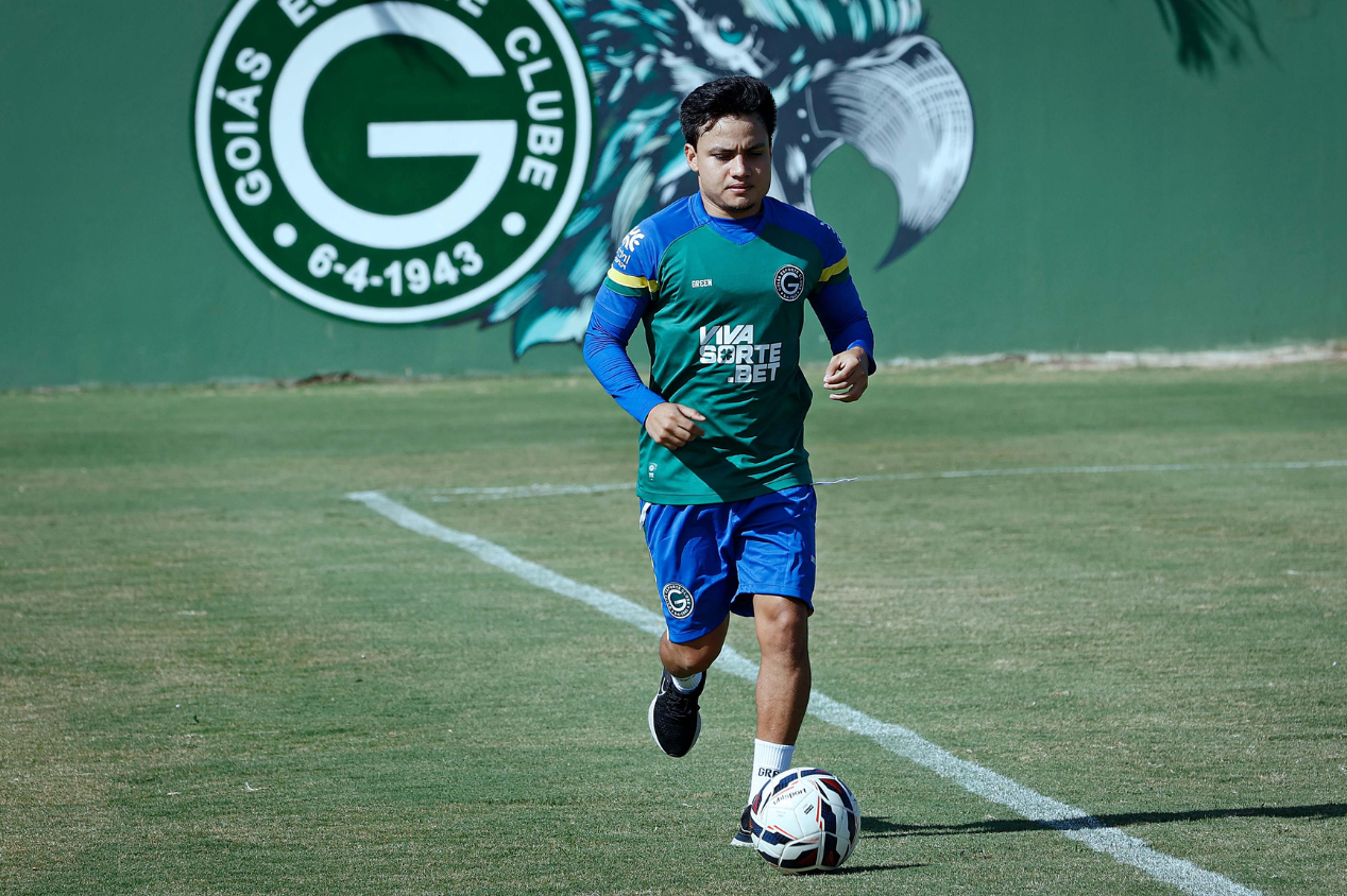 Esli Garcia volta a treinar com bola no Goiás