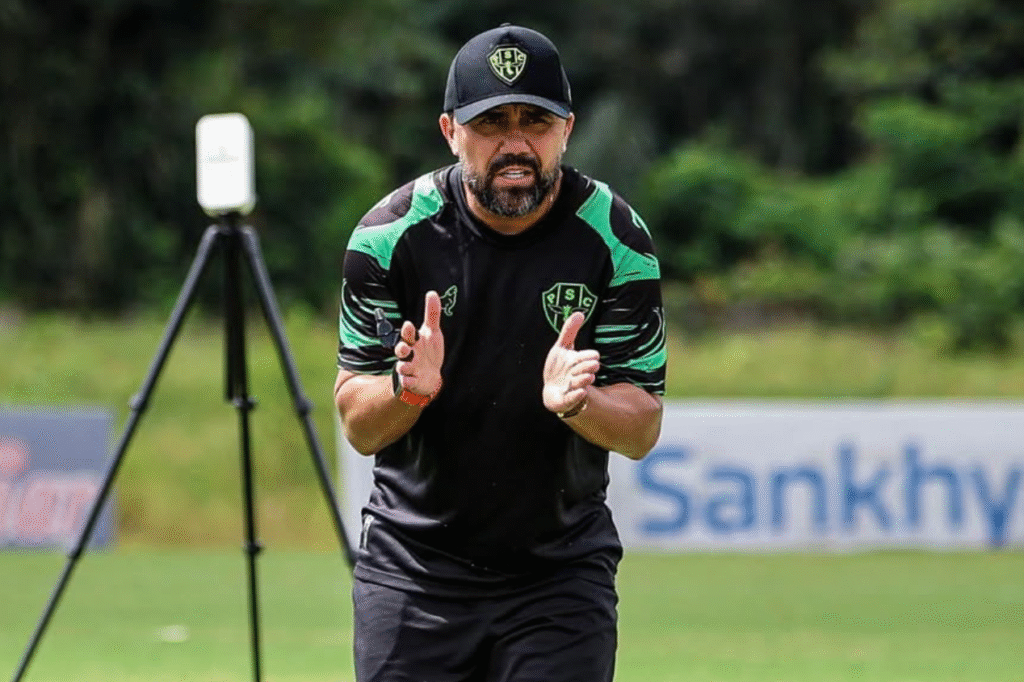 Luizinho Lopes balança no comando do Paysandu