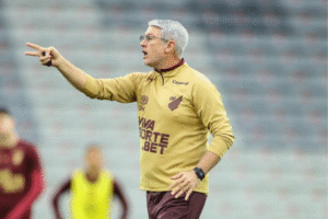 Odair Hellmann está pronto para a estreia com o Athletico-PR