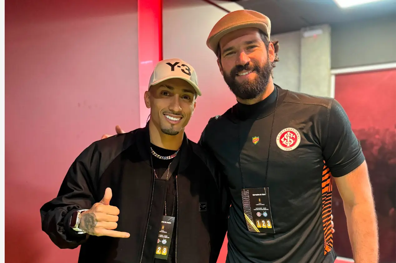 Raphinha e Alisson visitam o Beira-Rio