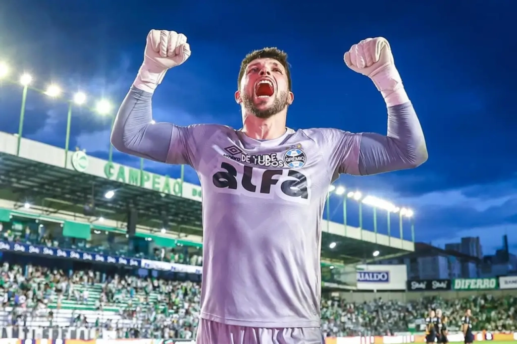 Tiago Volpi se destaca nas defesas e cobranças de pênaltis