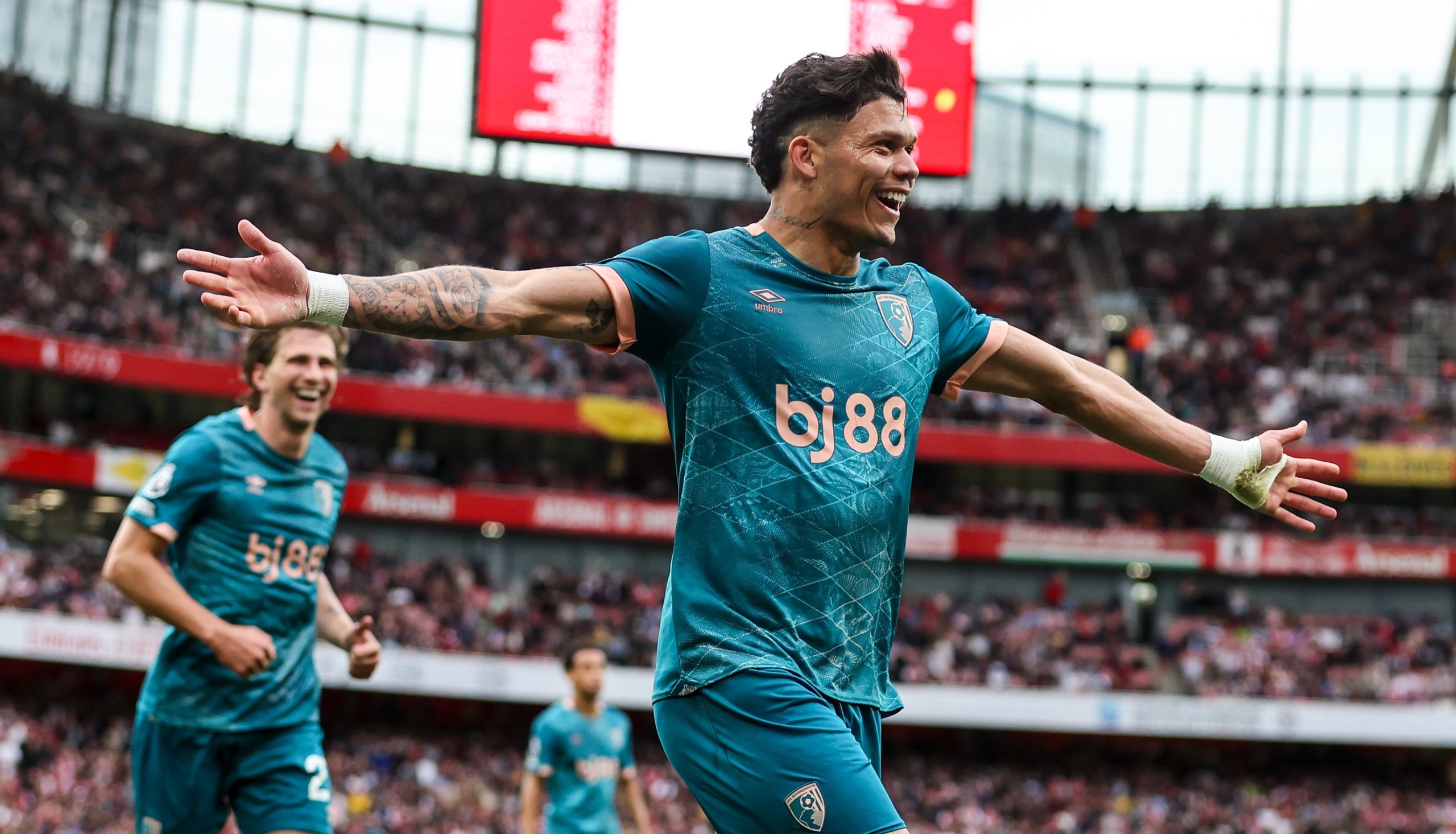 Evanílson celebra gol importante