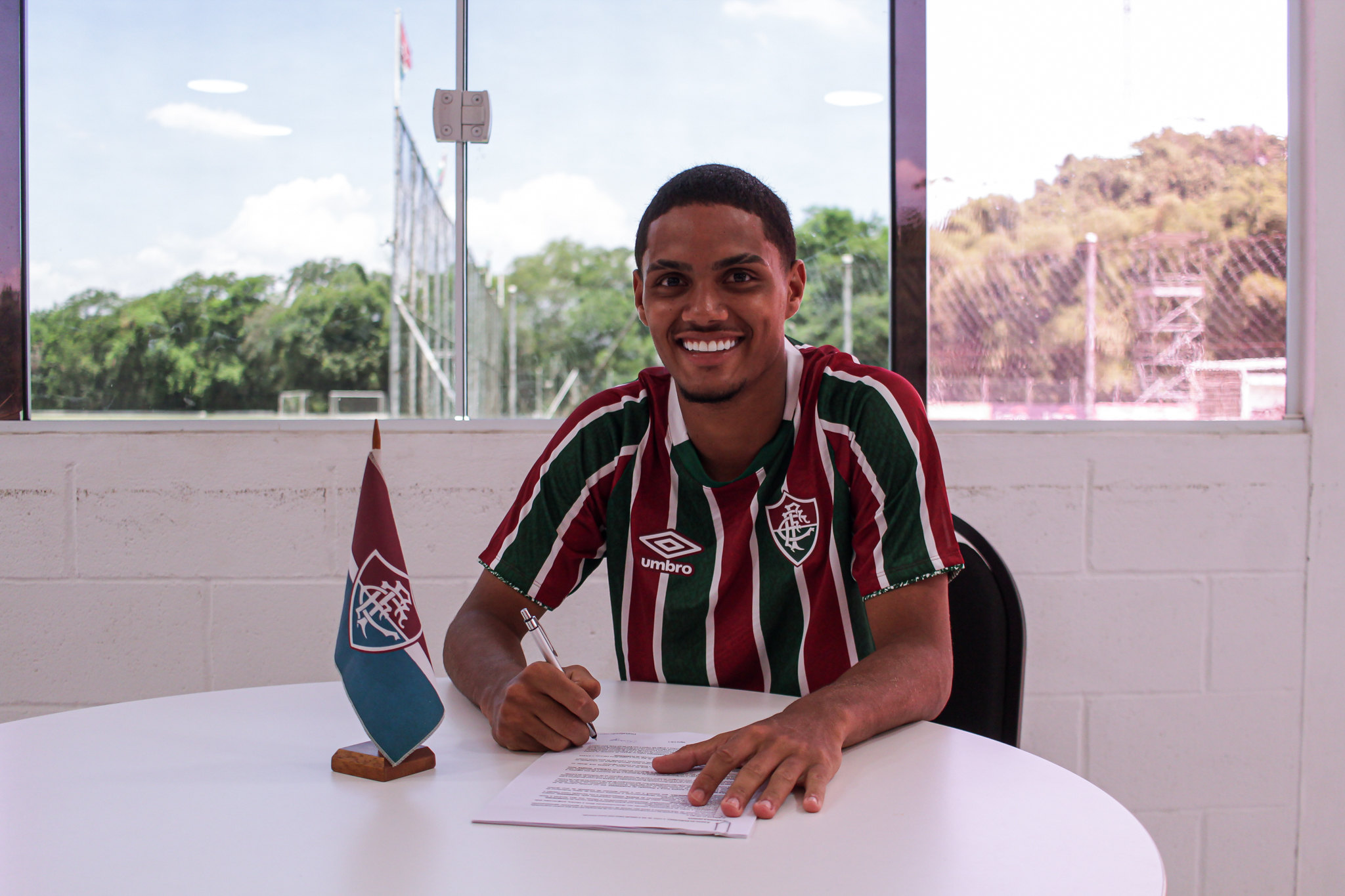 Isac Martins renovando com o Fluminense