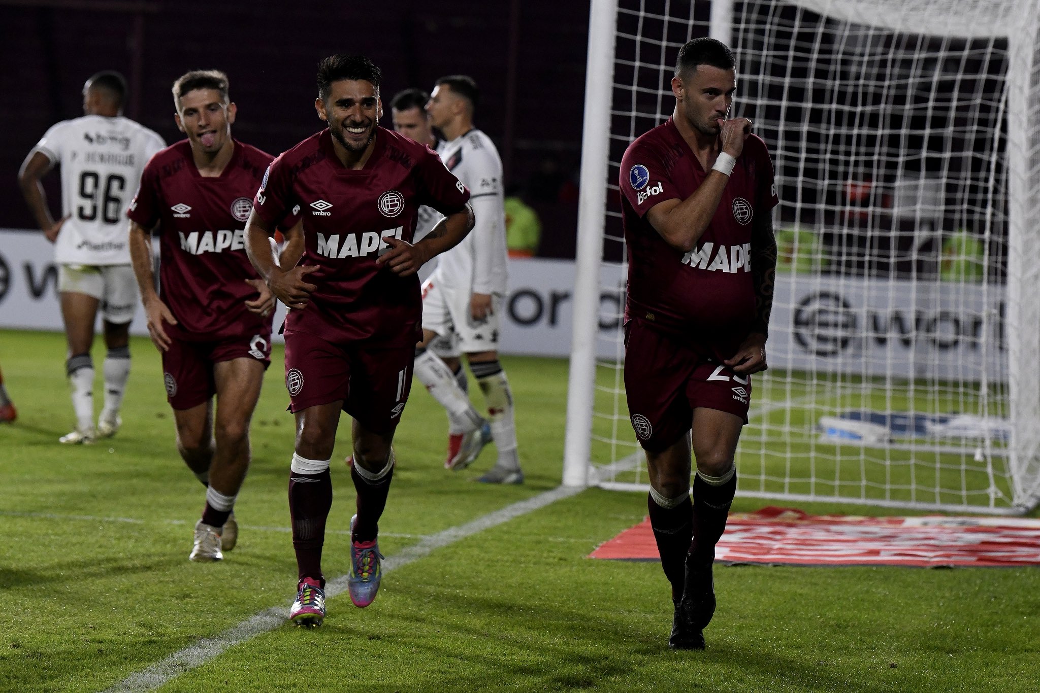 Jogadores comemoram o gol do Lanús