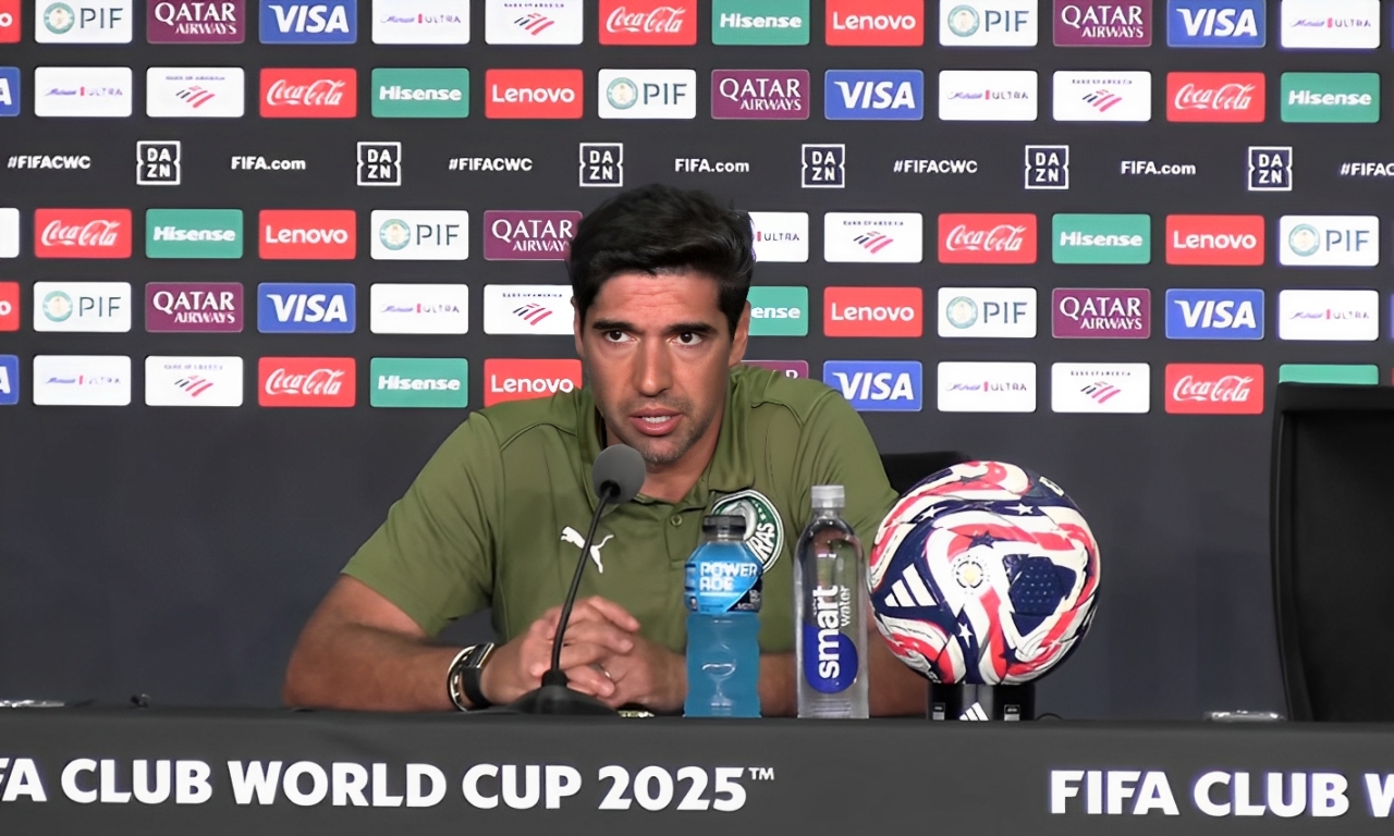 Abel Ferreira comemora classificação do Palmeiras e atuação de Paulinho