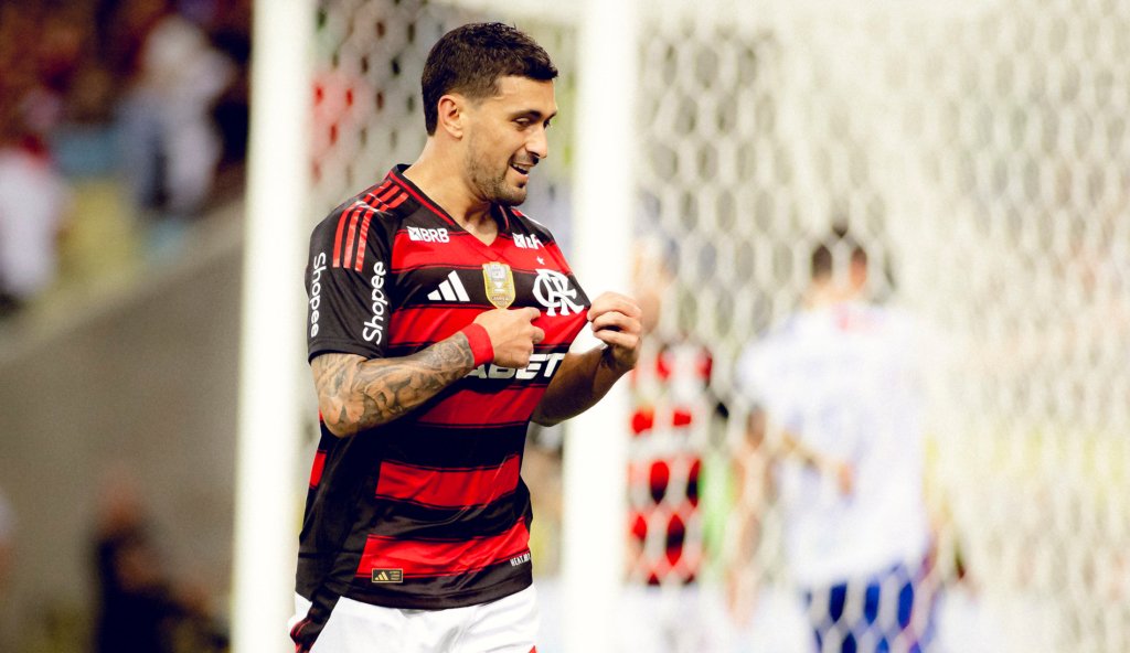 Com gol de Arrascaeta, Flamengo vence Fortaleza no Maracanã