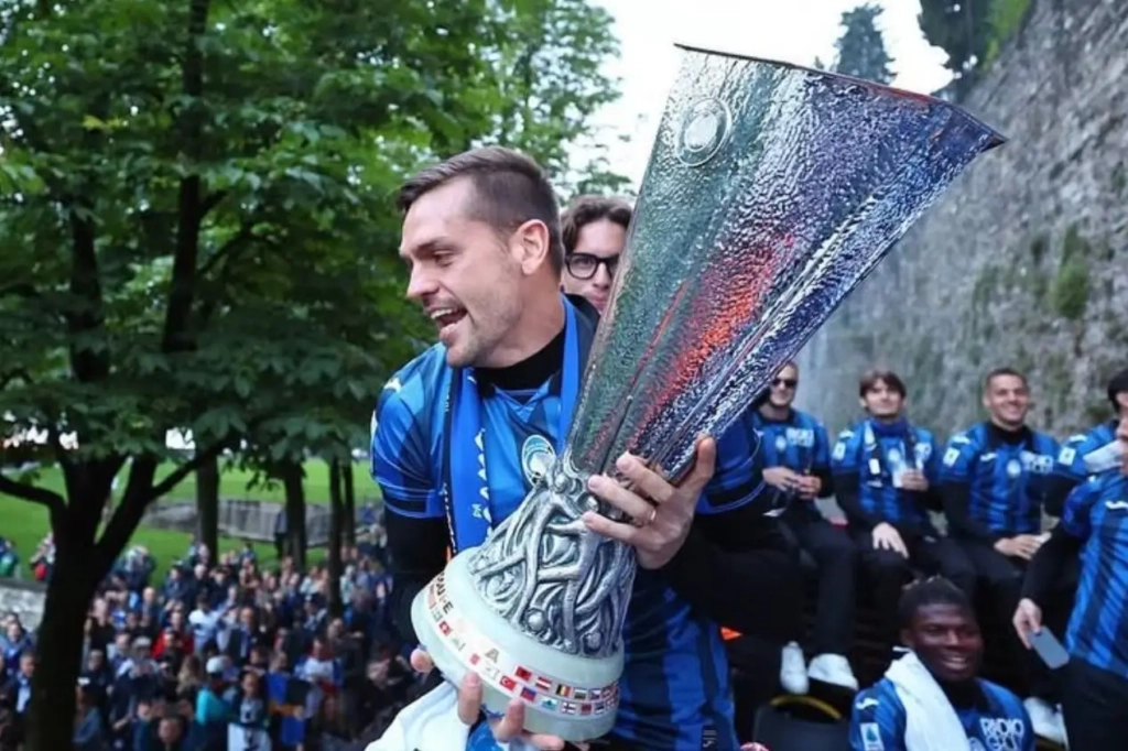 Santos mostra interesse e busca informações sobre Rafael Tolói; saiba detalhes