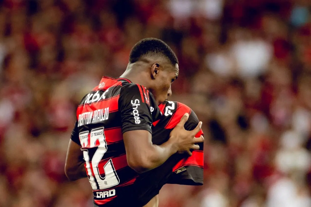 Atlético de Madrid envia observador para acompanhar Evertton Araújo, do Flamengo; saiba detalhes