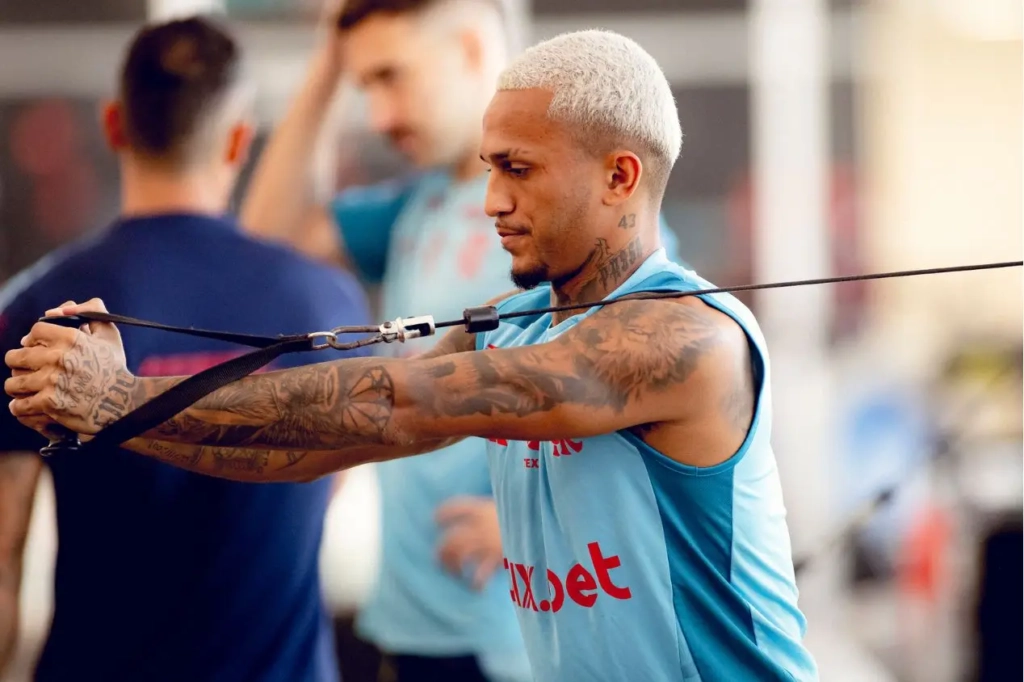 E o Tino Livramento? Grupo City volta a negociar com Wesley, do Flamengo