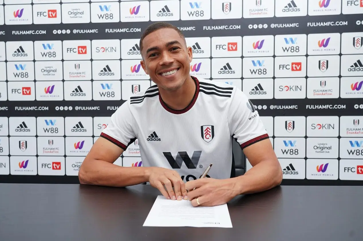 Ex-Fulham, Carlos Vinicius é oferecido ao Fluminense, não agrada a Renato Gaúcho