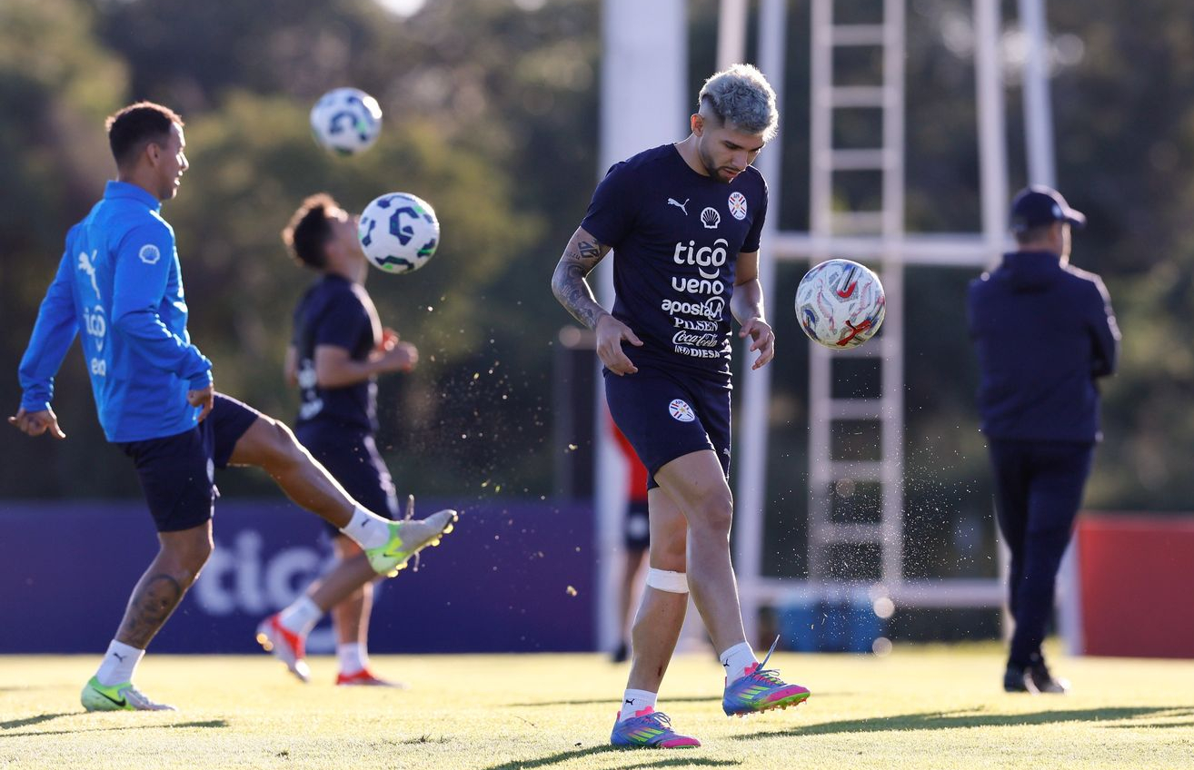 Seleção Paraguaia pronta para enfrentar o Brasil.