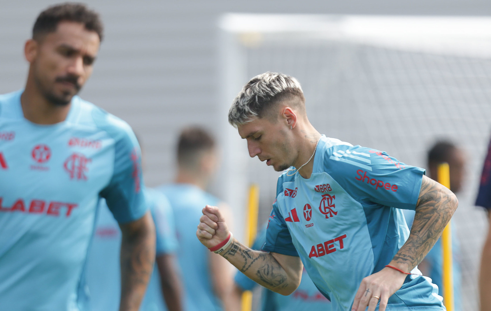 Varela renova com Flamengo e terá aumento salarial