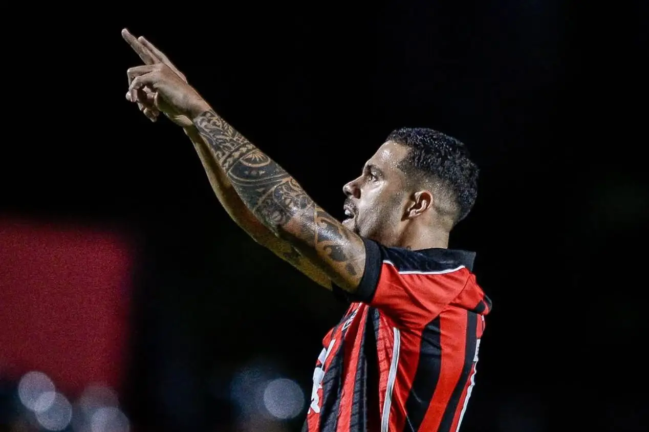 Athletico-PR faz proposta de empréstimo por Wellington Rato, do Vitória; saiba detalhes