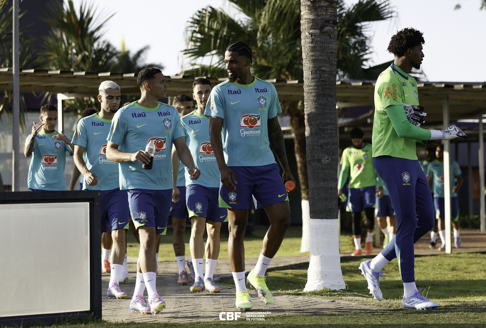 Seleção faz seu primeiro treino com 18 de 25 convocados