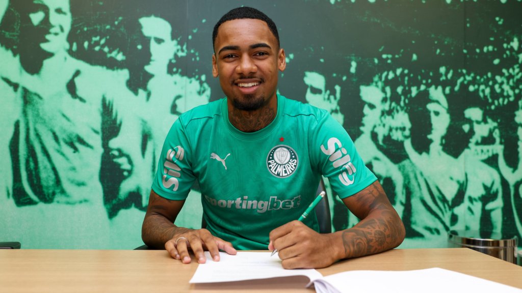 Allan assinando contrato com o Palmeiras