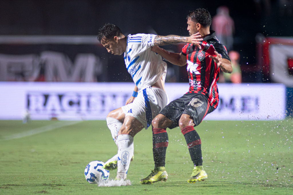 Em jogo em campo alagado, Cruzeiro empata com Vitória