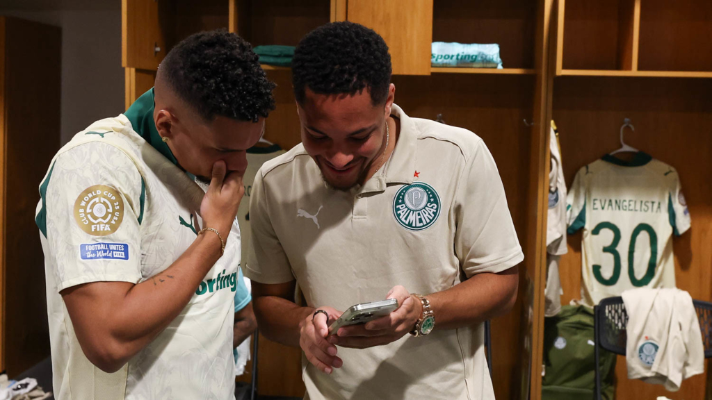 Palmeiras tem seis jogadores pendurados com cartões amarelos.