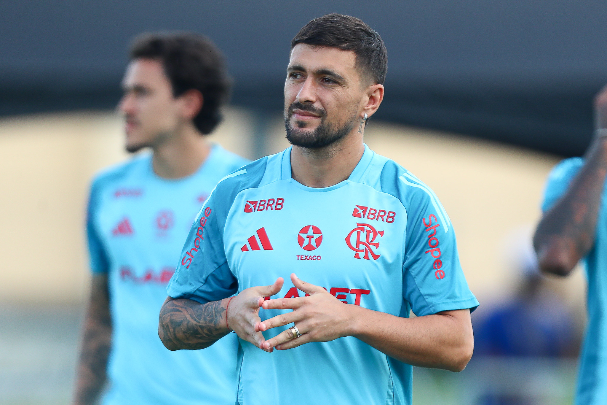 Arrascaeta fala da expectativa para jogo contra o Bayern de Munique e elogia joia da base.