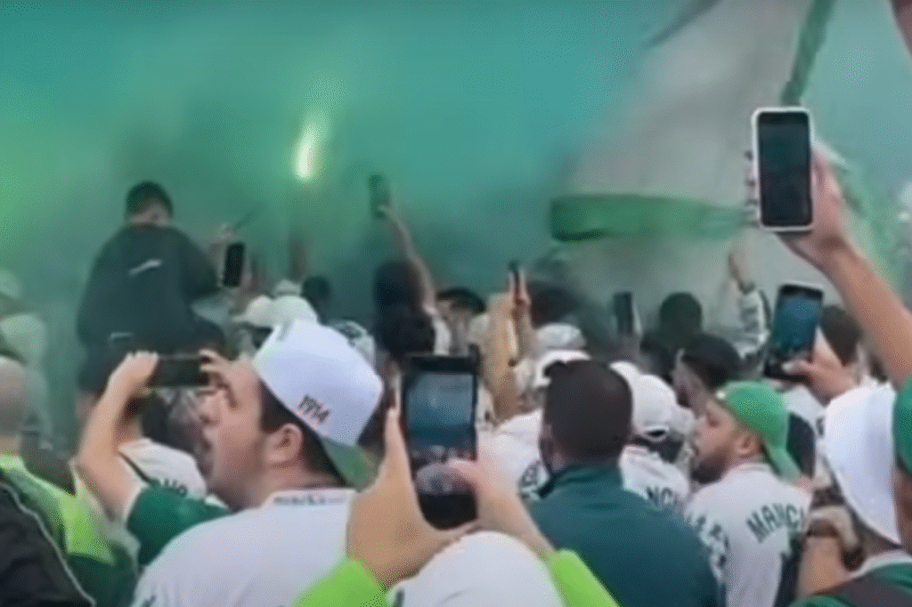 Torcida faz festa para o elenco do Palmeiras