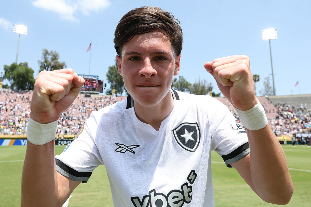 Álvaro Montoro vem tendo bom desempenho no Botafogo