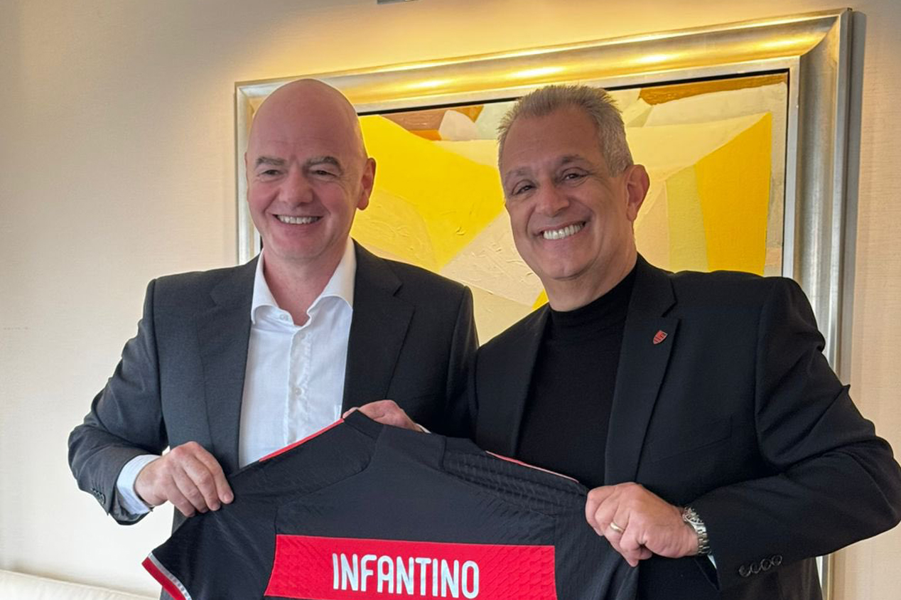Luiz Eduardo Baptista ao lado de Gianni Infantino, presidente da FIFA