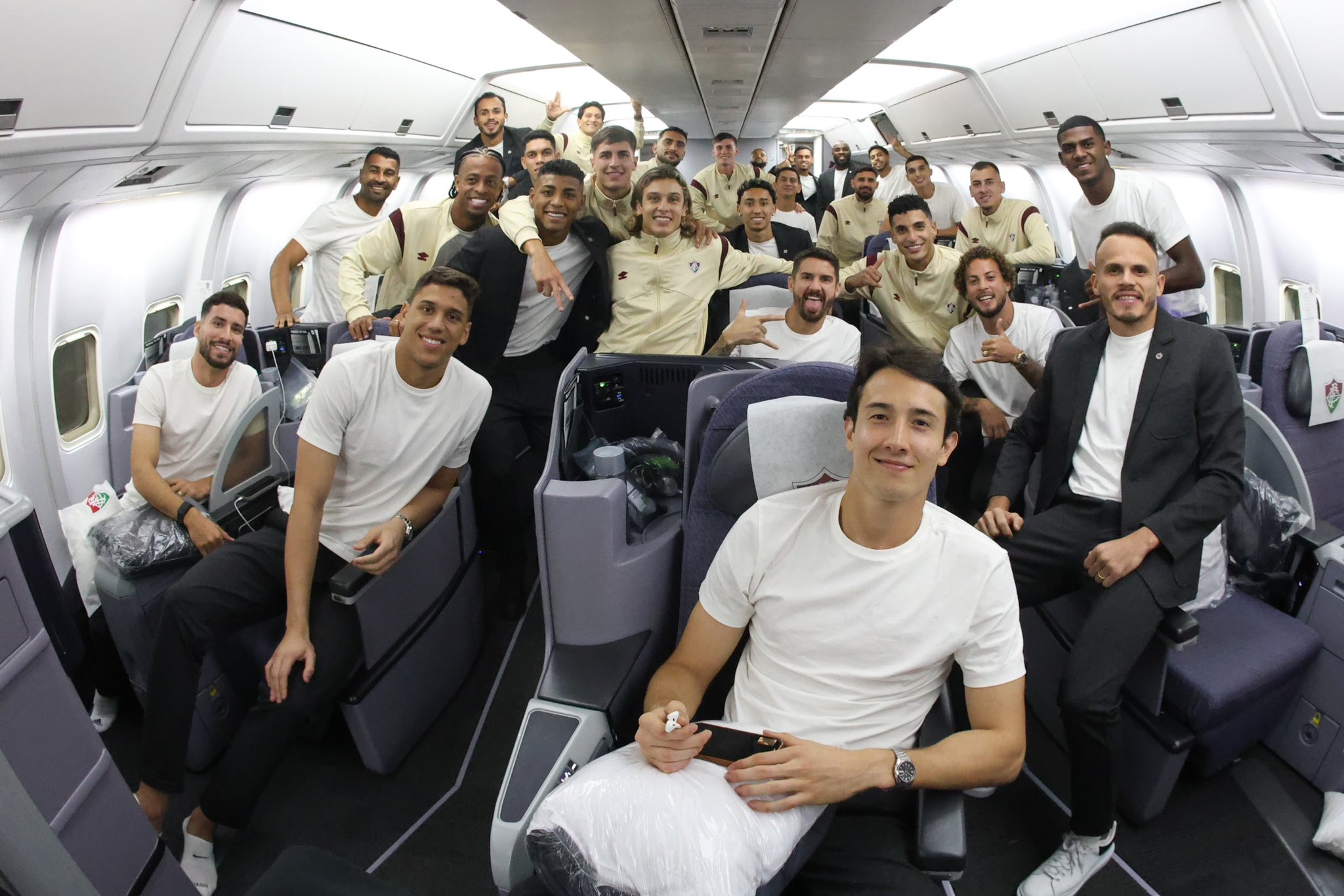 Delegação tricolor no avião que levou os jogadores