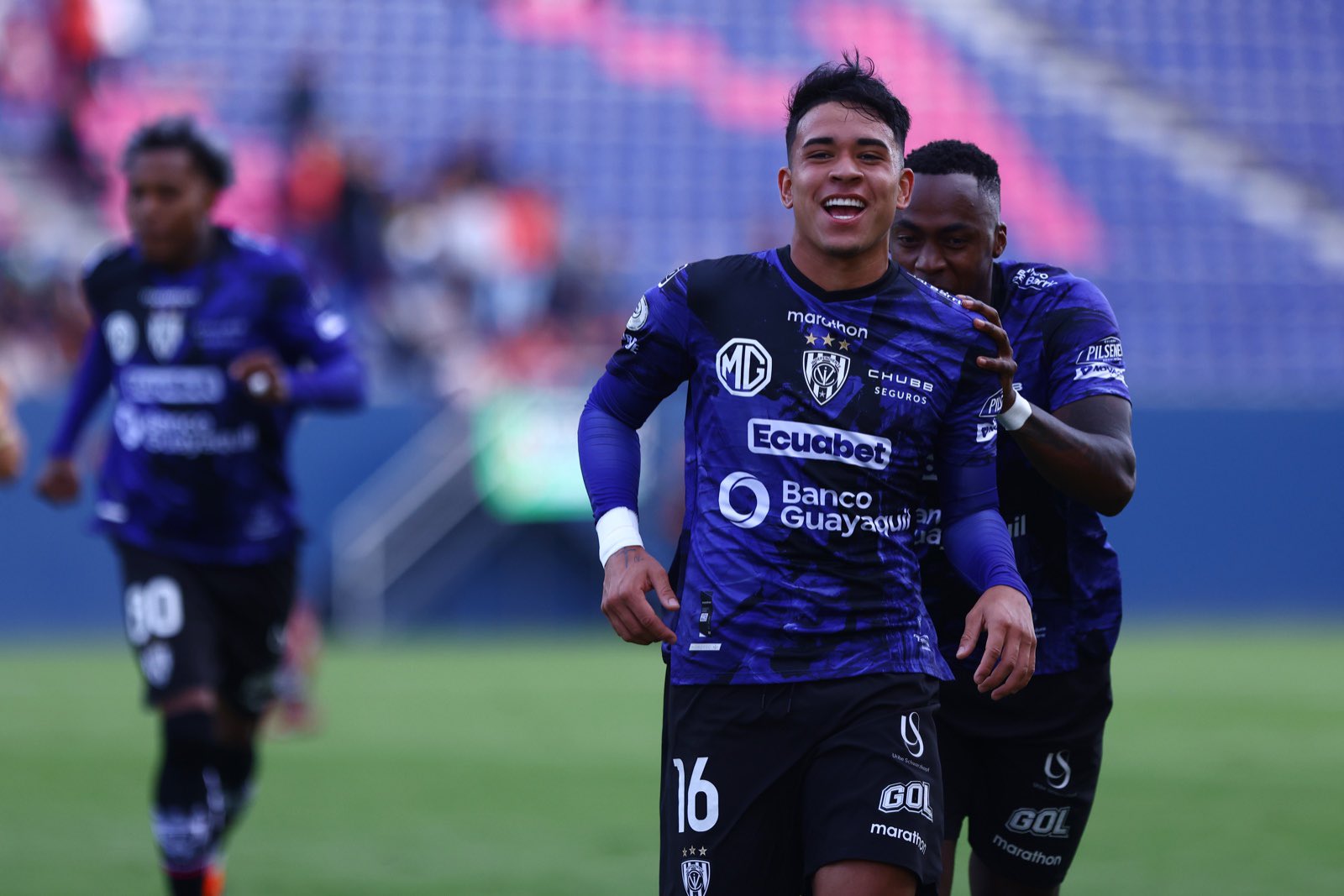 Kendry Páez assinou logo cedo pelo Chelsea
