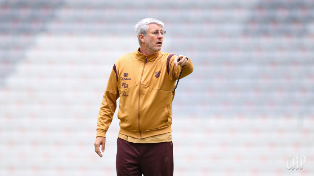 Odair Hellmann, treinador do Athletico