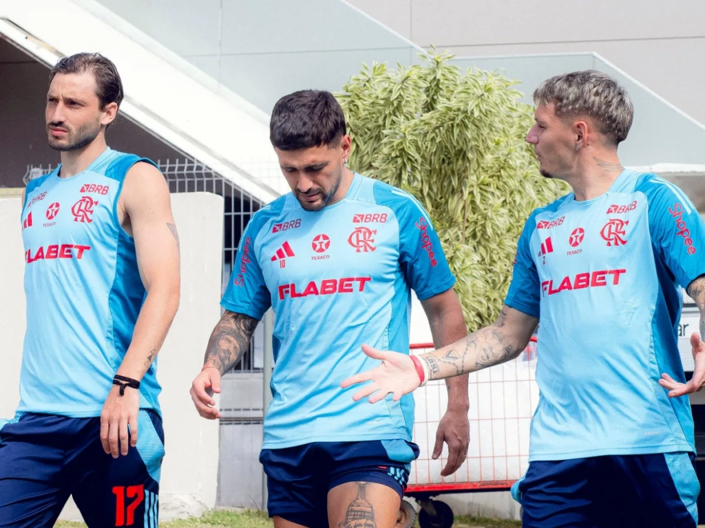 Arrascaeta com Viña e Varela