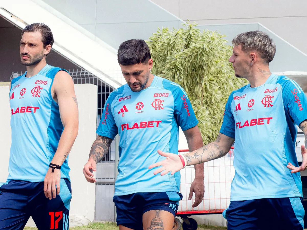 Arrascaeta com Viña e Varela