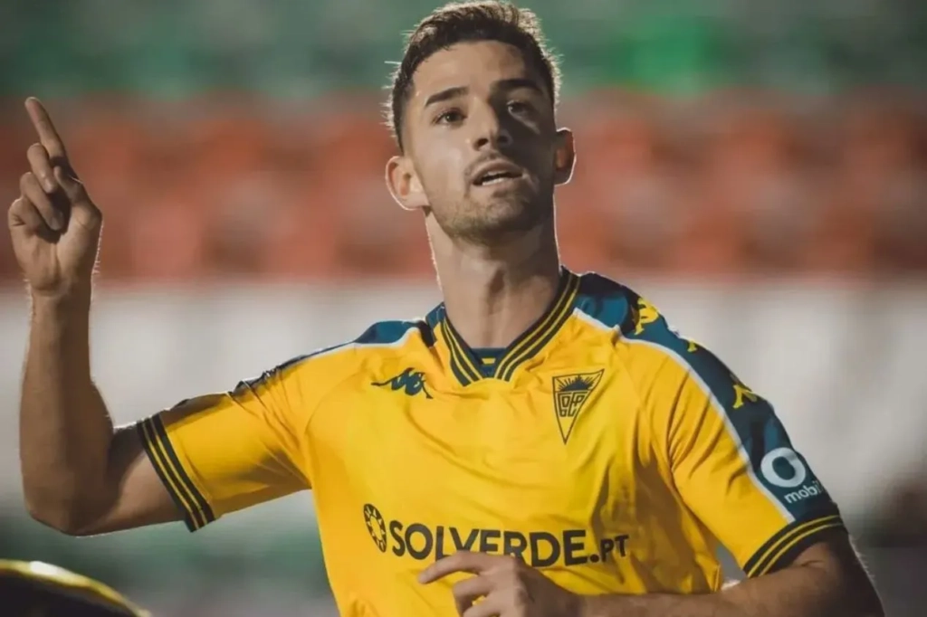 Cruzeiro monitora Alejandro Marqués e estuda proposta por atacante do Estoril Praia; saiba detalhes