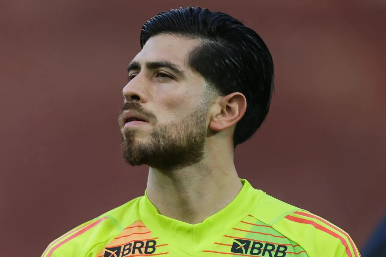 Flamengo encaminha renovação com Agustín Rossi e goleiro será o mais bem pago do Brasil; saiba detalhes