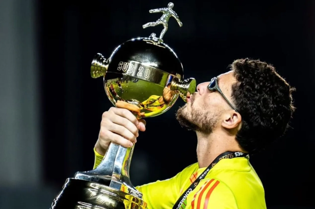 Flamengo corre contra o tempo para manter Lucas Furtado; goleiro está no radar de clubes da Europa