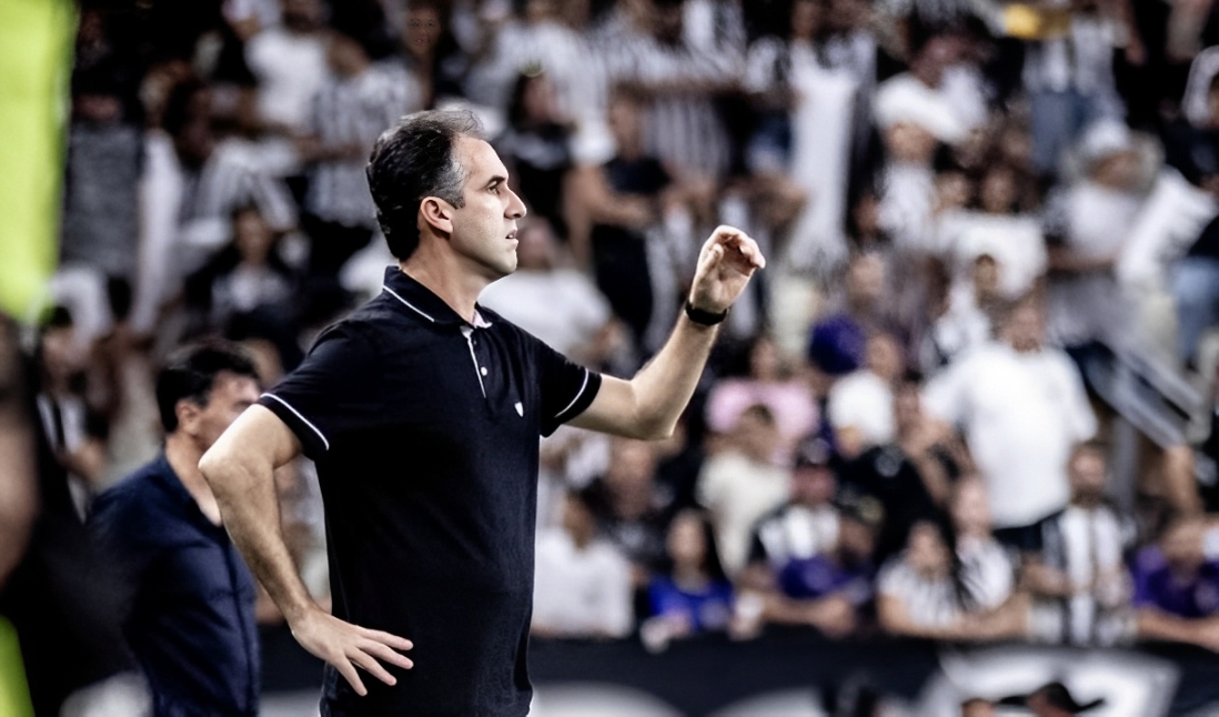 Léo Condé prepara time para duelo contra o Corinthians