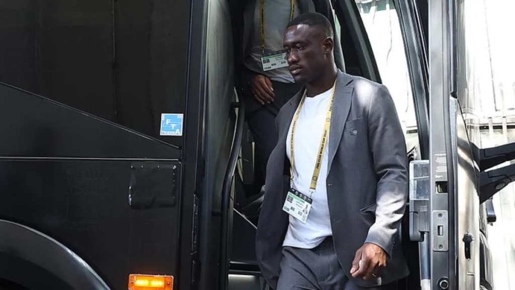 Bastos opera joelho e desfalcará time por até três meses.