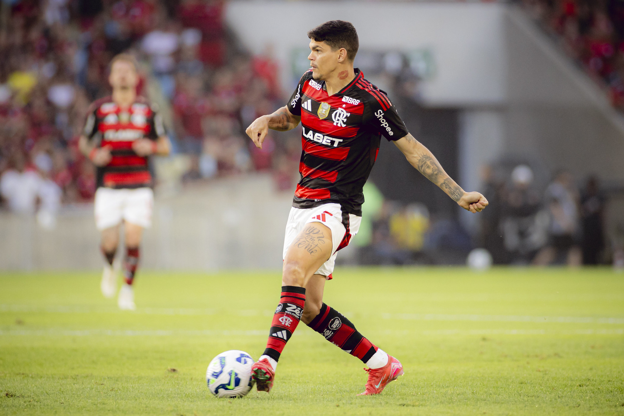 Ayrton Lucas sofre grave lesão na canela